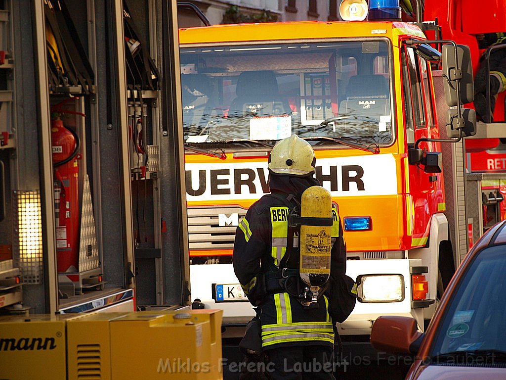 Einsatz Feuerwehr SEK Polizei Koeln Nippes Merheimerstr P048.JPG
